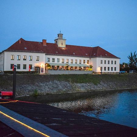 Restaurant Und Pension Alberthafen ドレスデン エクステリア 写真
