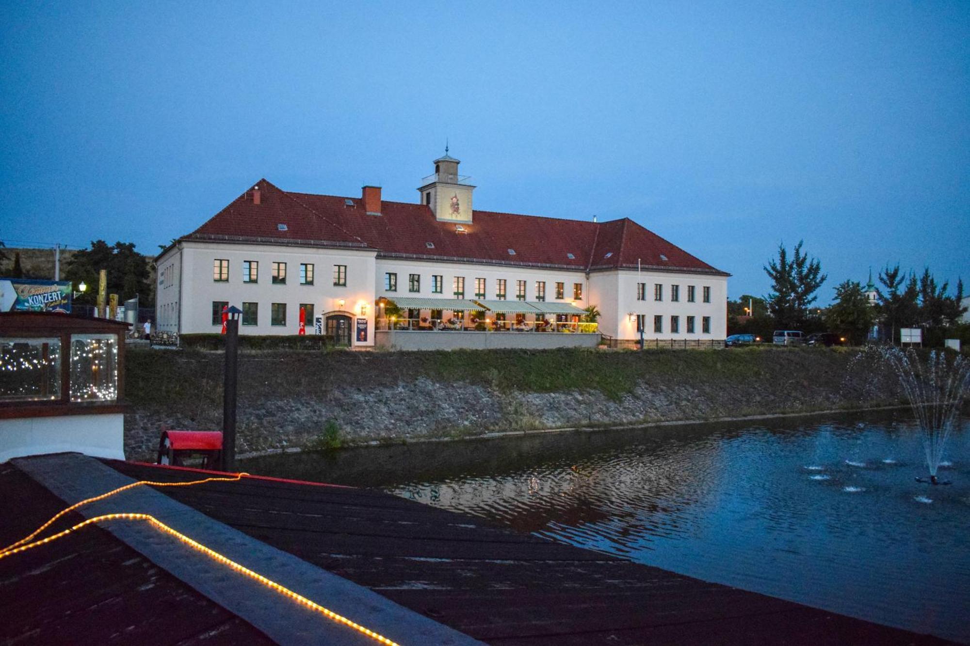 Restaurant Und Pension Alberthafen ドレスデン エクステリア 写真